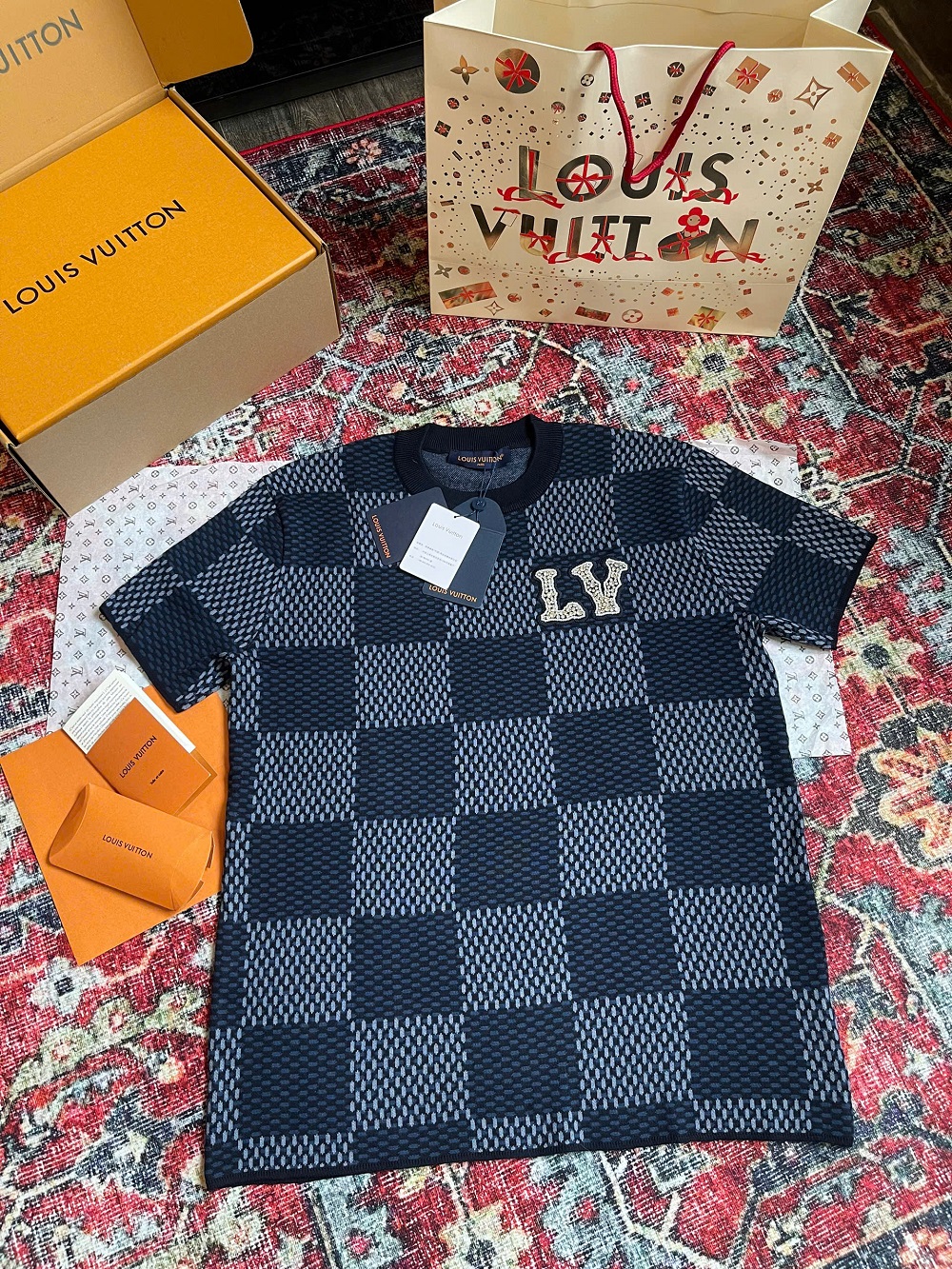Áo phông T-shirt len Louis Vuitton LV Xanh than ô caro logo LV đính đá thêu ngực Like Auth on web NV